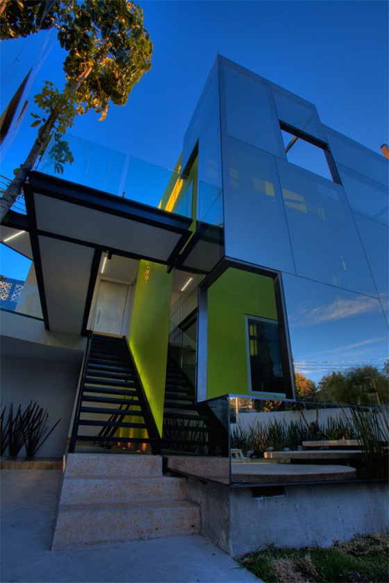 墨西哥采用双层反射玻璃设计的Trevox 223建筑改造项目