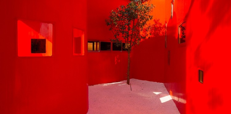 红色建筑设计，国外建筑设计案例，彩色建筑外立面设计