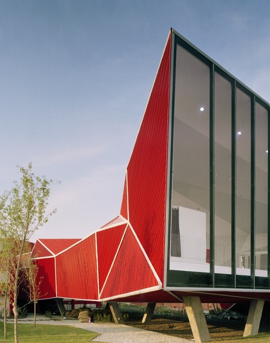 红色建筑设计，国外建筑设计案例，彩色建筑外立面设计