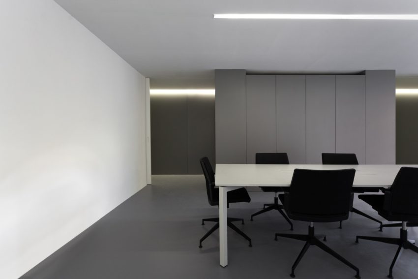 西班牙oav黑白灰色调极简主义办公室设计
