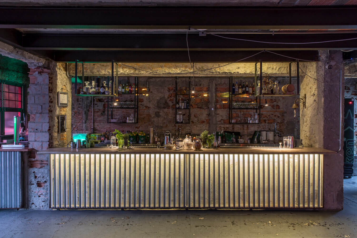 餐饮空间，国外餐饮设计，巴西酒吧，酒吧空间，Benzina酒吧