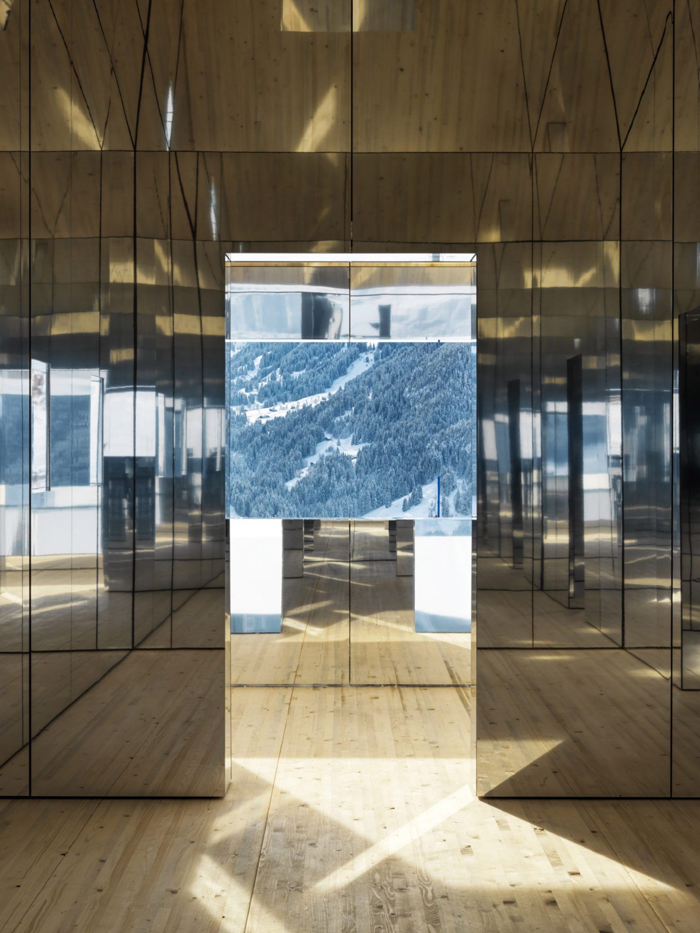 度假酒店装置，瑞士设计，Doug Aitken，装置艺术，镜面艺术，镜面反射