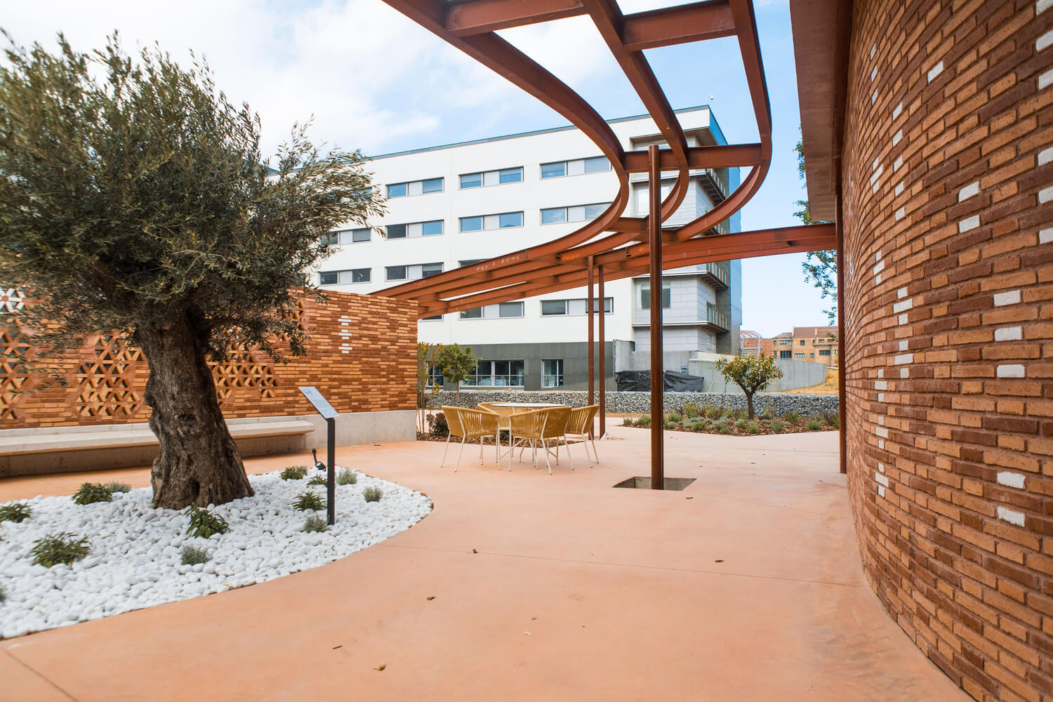 公共空间，医疗建筑，医疗设施，Miralles Tagliabue EMBT，巴塞罗那，癌症治疗中心