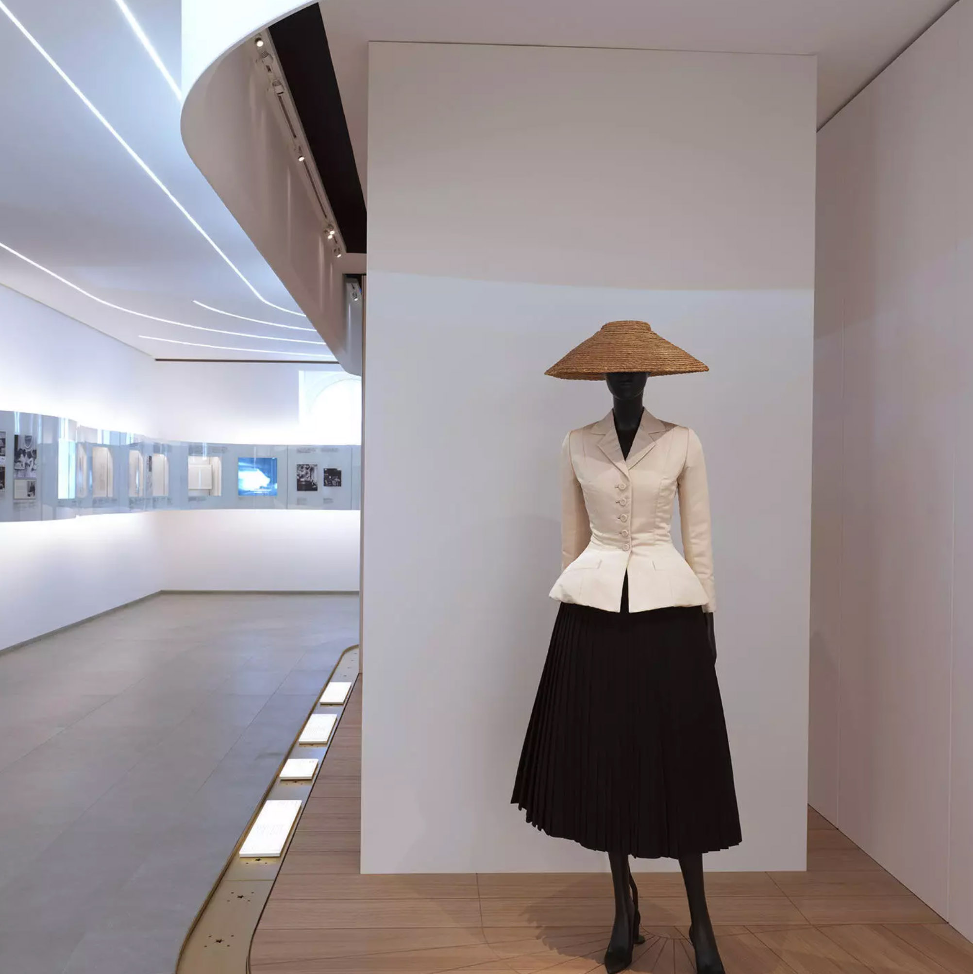 Maria Grazia Chiuri,Dior店设计,迪奥Dior巴黎蒙田大道旗舰店,迪奥旗舰店,服装店展厅设计,服装旗舰店设计案例,奢侈品店,奢侈品服装店设计案例