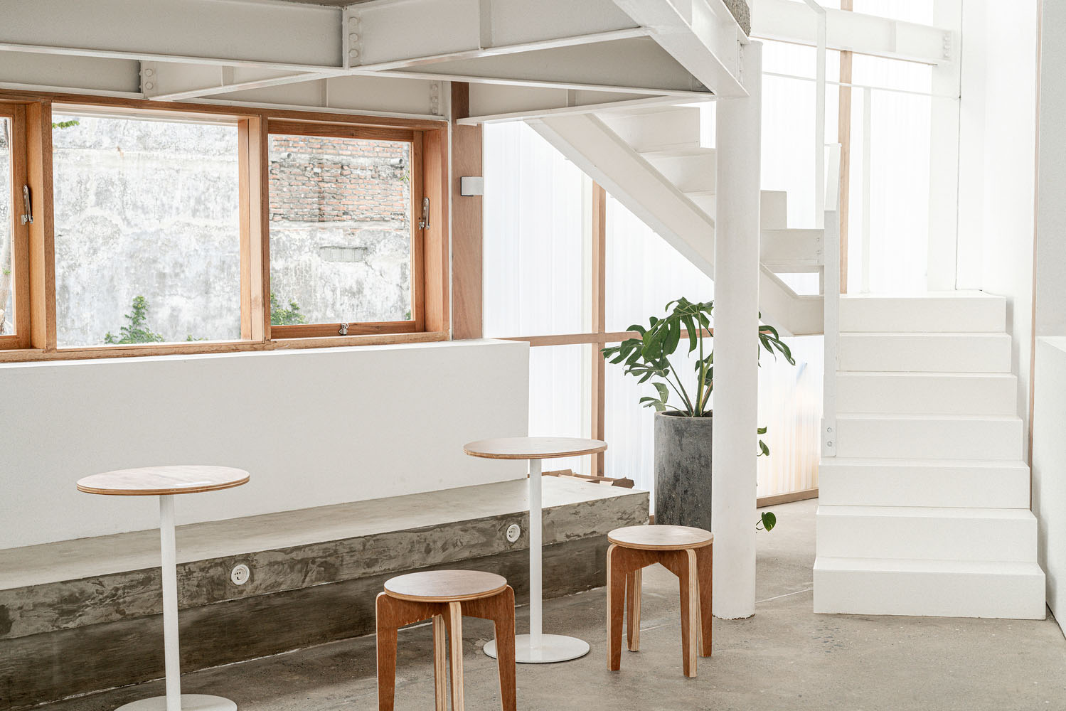 ARA Studio,咖啡厅,咖啡店设计,150㎡咖啡厅设计,Jokopi MERR,白色极简风格咖啡厅,国外咖啡厅设计案例