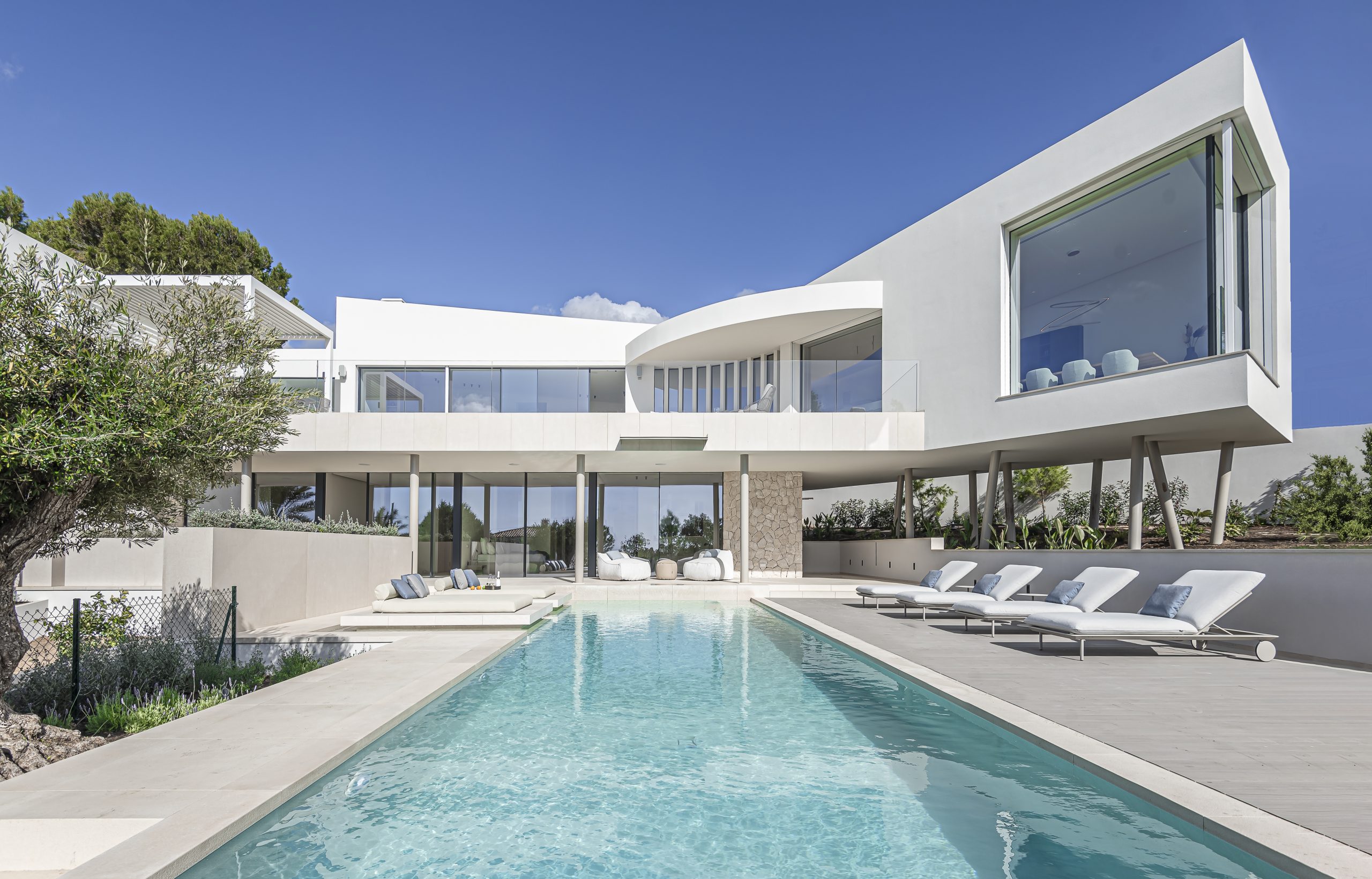 别墅设计,别墅设计案例,Palomino Arquitectos,Alejandro Palomino,极简风格别墅,别墅泳池设计,西班牙,国外别墅设计案例,680㎡