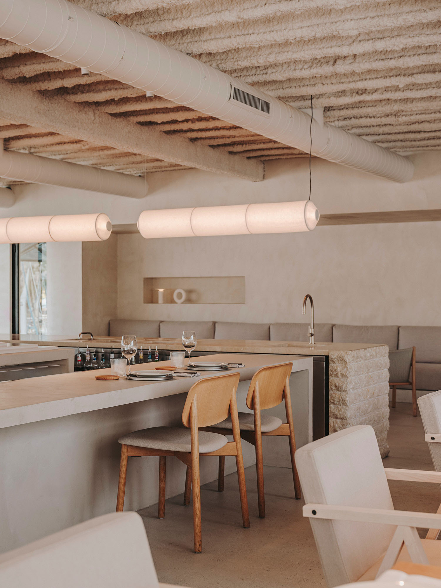餐厅设计,Isern Serra Studio,休闲餐厅设计,巴塞罗那,现代风格餐厅设计案例,中性美学,海鲜酒吧餐厅