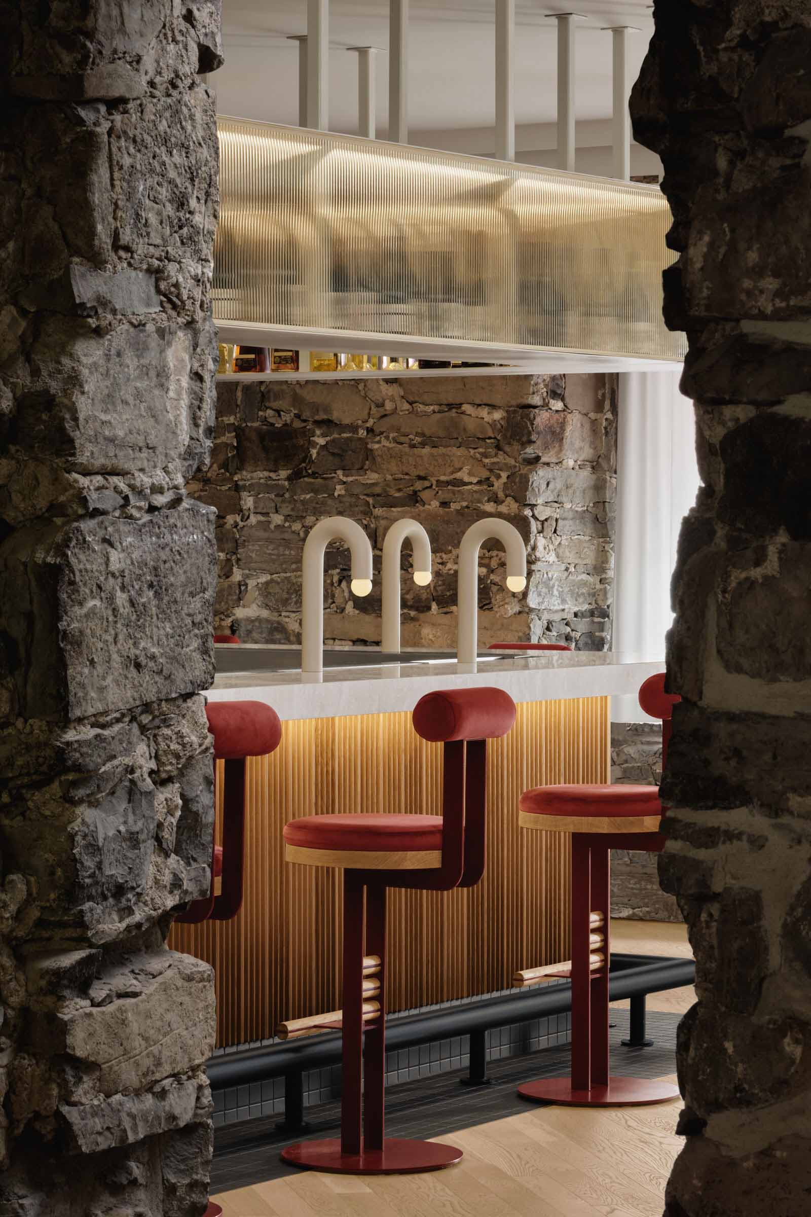 西餐厅设计,Isern Serra Studio,休闲餐厅设计,蒙特利尔,现代风格餐厅设计案例,酒吧餐厅