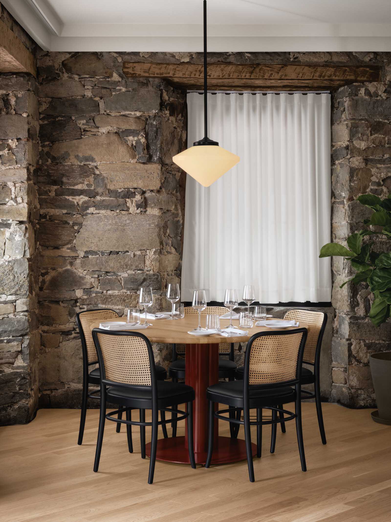 西餐厅设计,Isern Serra Studio,休闲餐厅设计,蒙特利尔,现代风格餐厅设计案例,酒吧餐厅