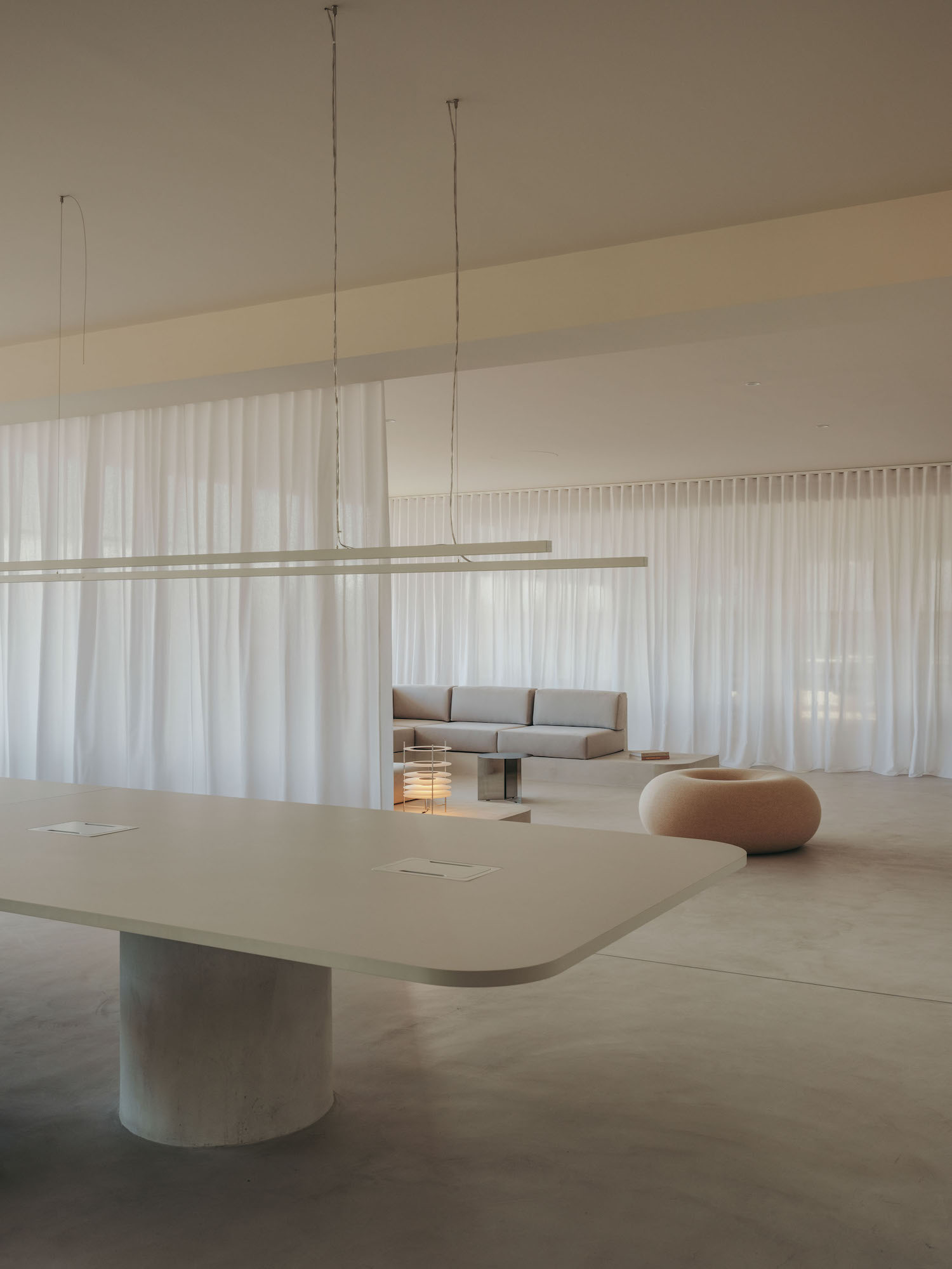 Isern Serra,办公室设计,巴塞罗那,办公室设计案例,西班牙,极简主义,微水泥