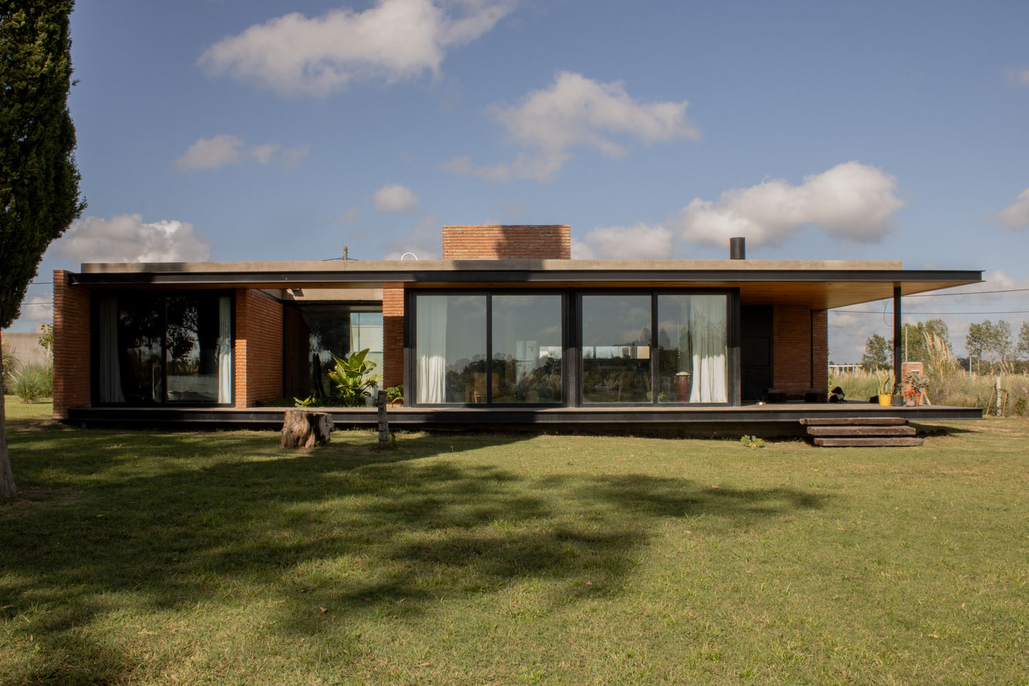 Simón Albina + Tomás Rossini,别墅设计,阿根廷,红砖,住宅设计案例,住宅设计方案,平层住宅,庭院设计