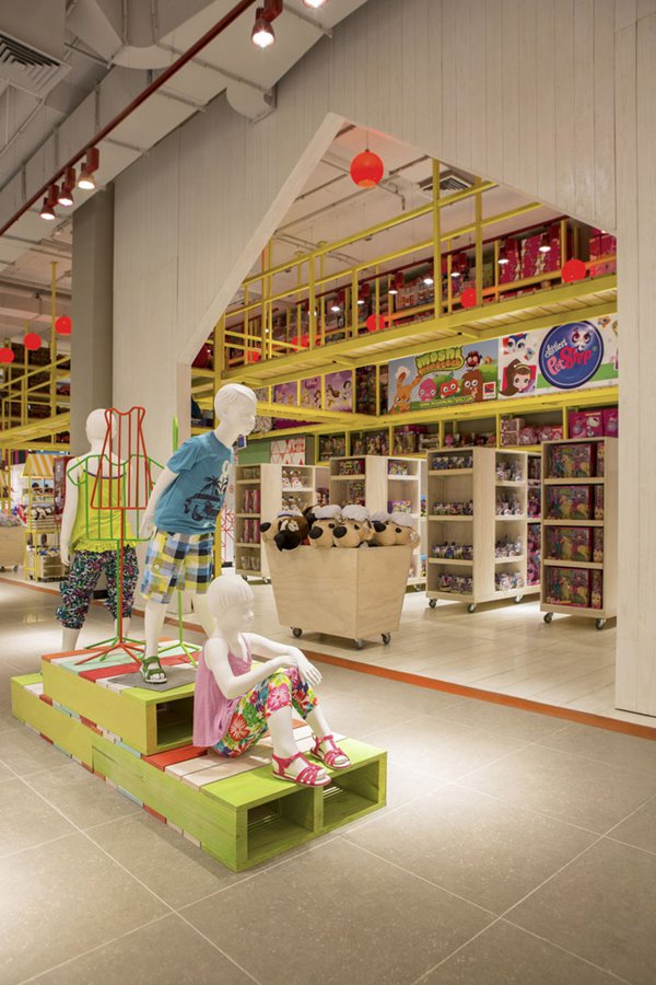 一个真正意义上的儿童服装店应该是这样的,整个儿童服饰店的设计别出