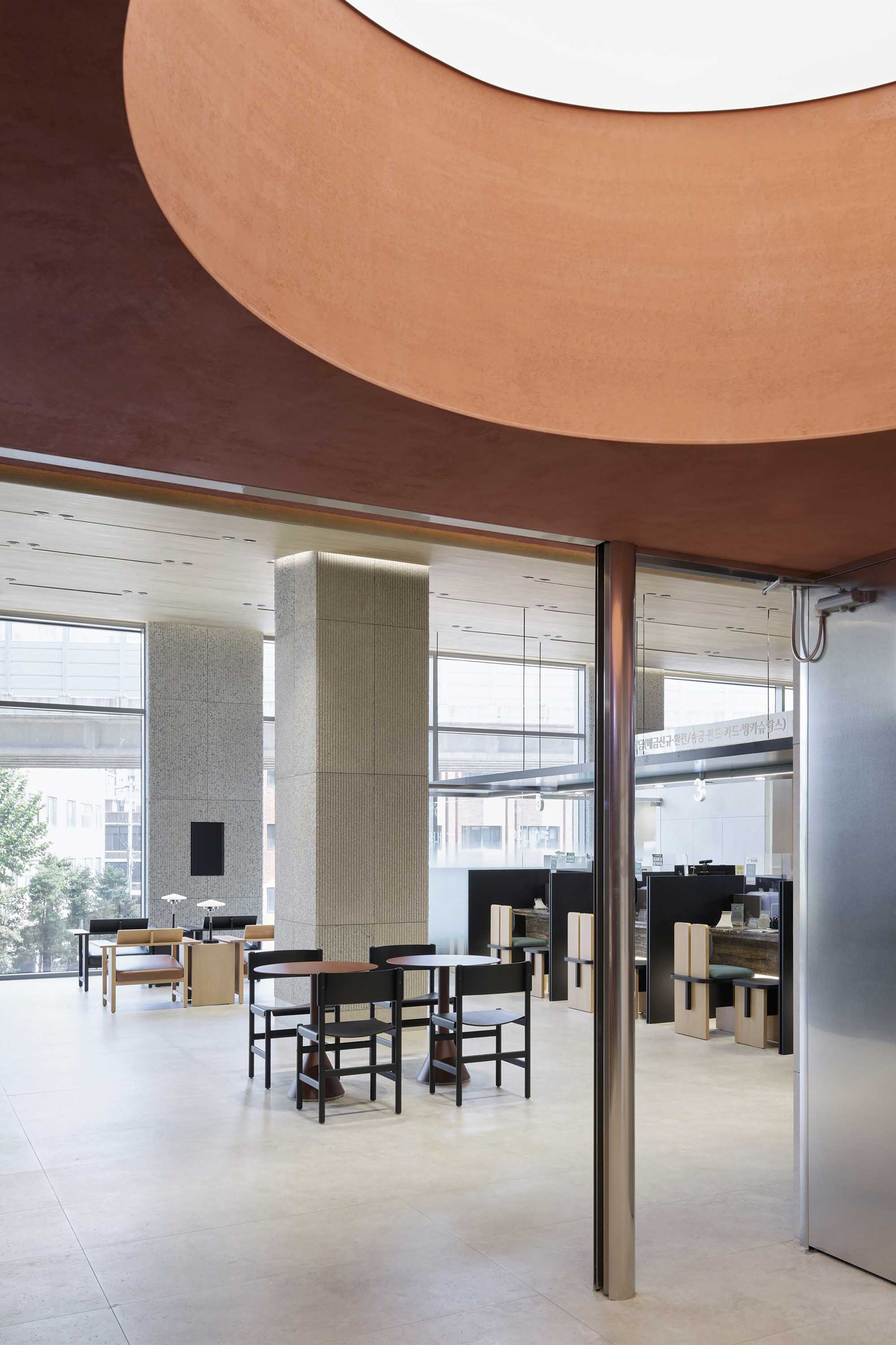 银行设计,商业银行设计,银行空间设计,银行改造,银行装修,银行设计案例,银行设计方案,Indiesalon,韩亚银行,韩亚银行首尔forest分行,首尔,韩国