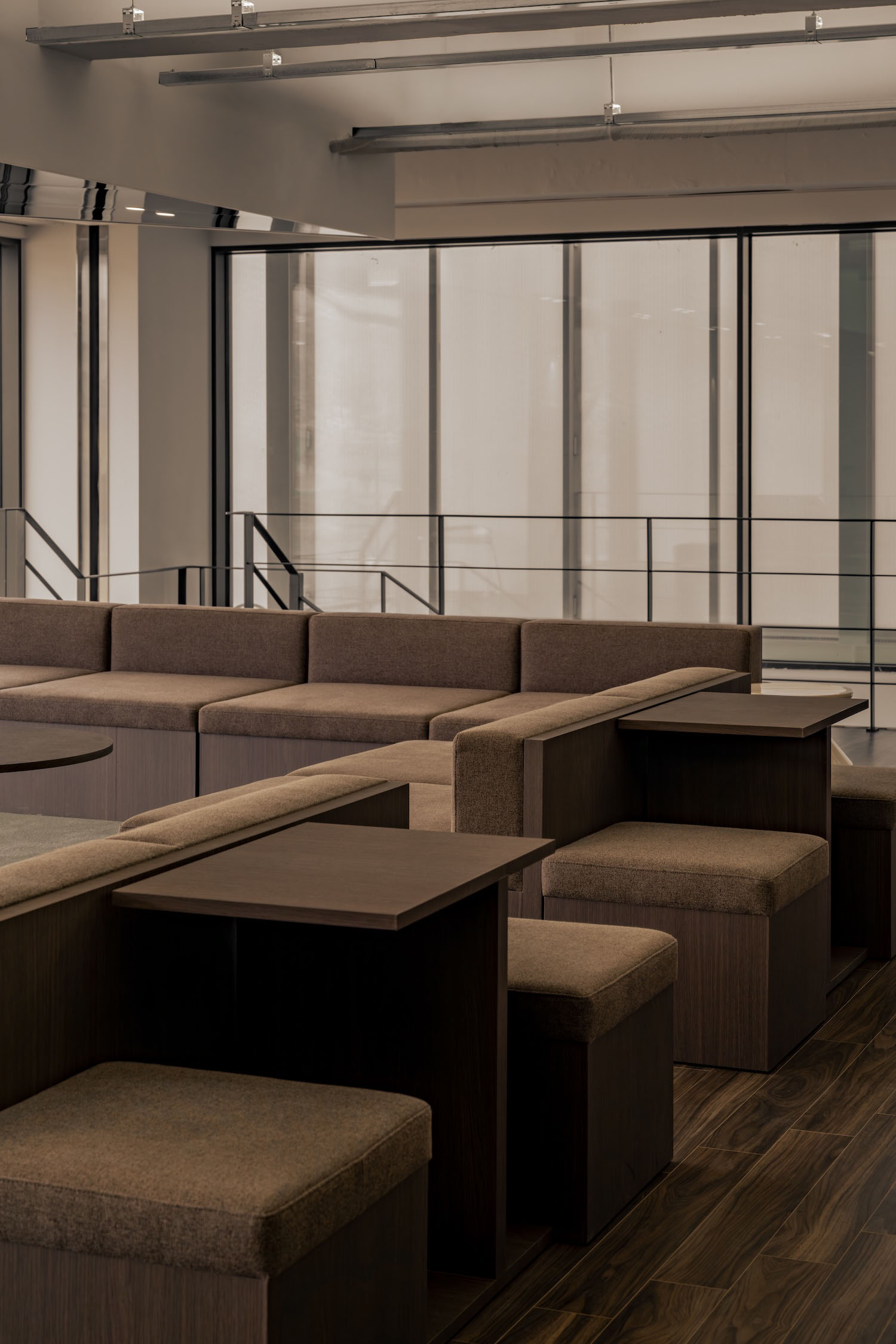 DISITTE,咖啡厅设计案例,咖啡店设计,rwnd Seoul咖啡厅,韩国,首尔,咖啡店设计案例,创意咖啡店,极简风格咖啡厅