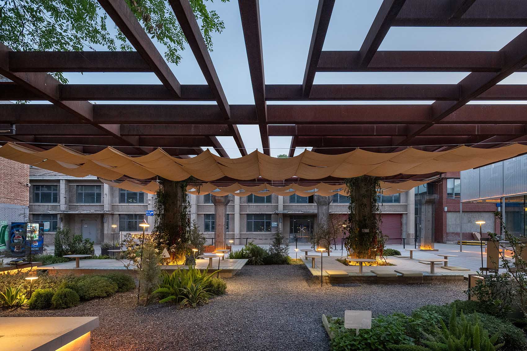 甜品店设计,创意园区甜品店,甜品店装修,厂房改造,建筑改造,甜品店设计案例,甜品店设计方案,西安LEB³甜品店,勒布立方大华1935,西安,MOS木石设计