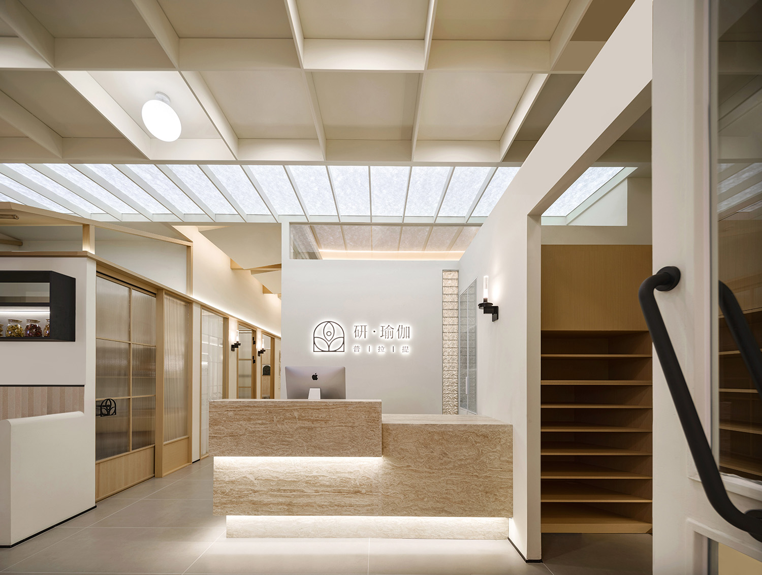 瑜伽工作室设计,普拉提工作室设计,瑜伽店设计,瑜伽空间,瑜伽店设计案例,瑜伽店设计方案,重庆研瑜伽-在柔光中悄然生长,重庆,悟几设计