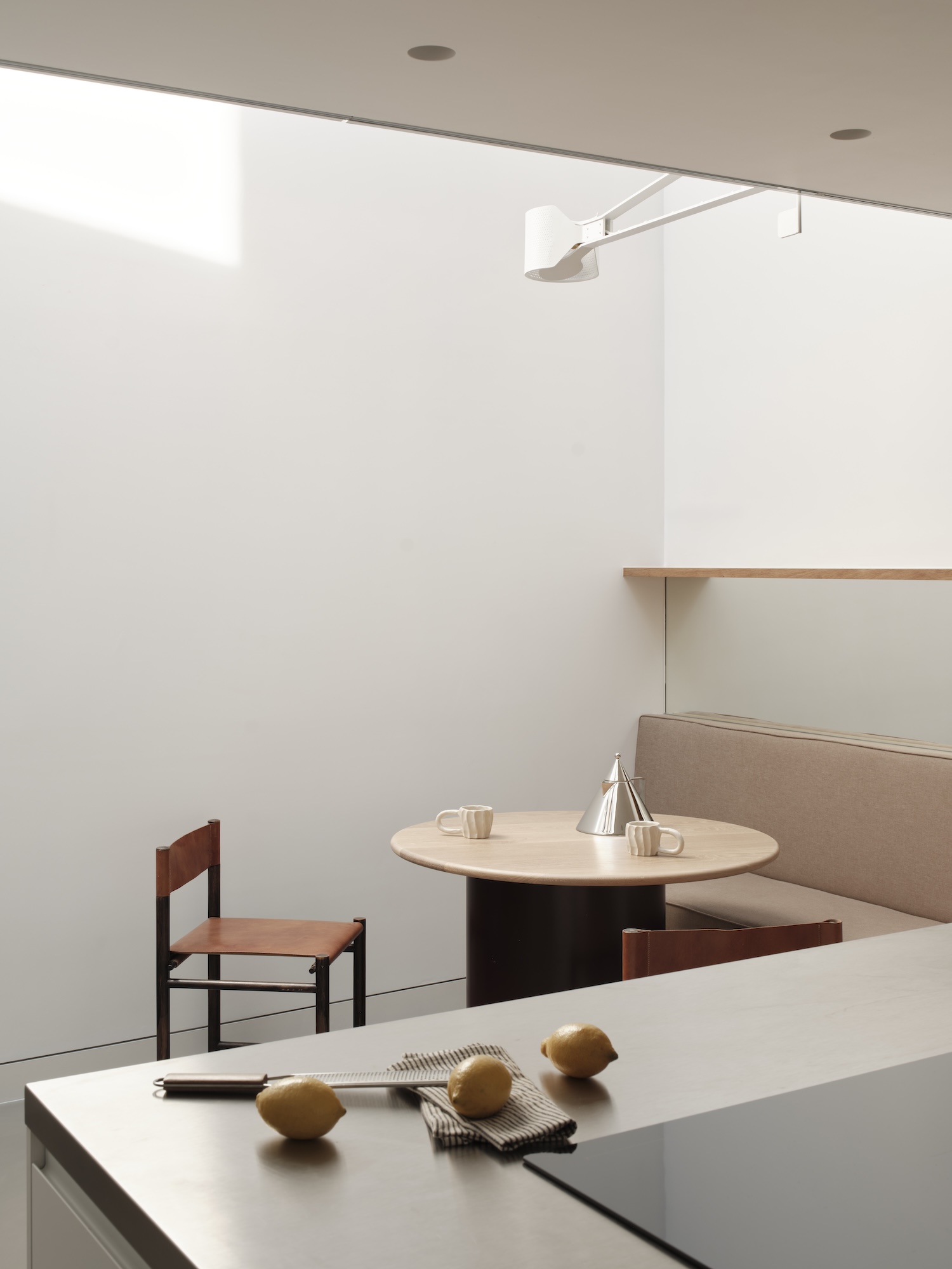 公寓设计,Knox Bhavan,英国,伦敦,公寓设计案例,原木色,极简主义