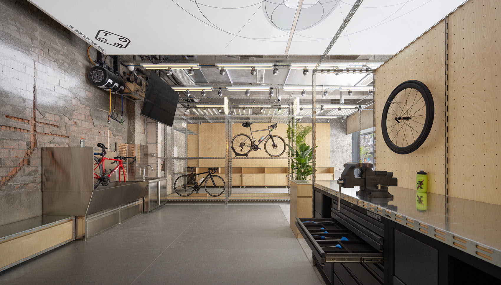 零售店设计,骑行零售店,俱乐部设计,骑行俱乐部,自行车骑行俱乐部设计,商店设计,工业风骑行俱乐部,骑行店设计,武汉+成都OOTB骑行俱乐部,武汉,成都,+SONO STUDIO