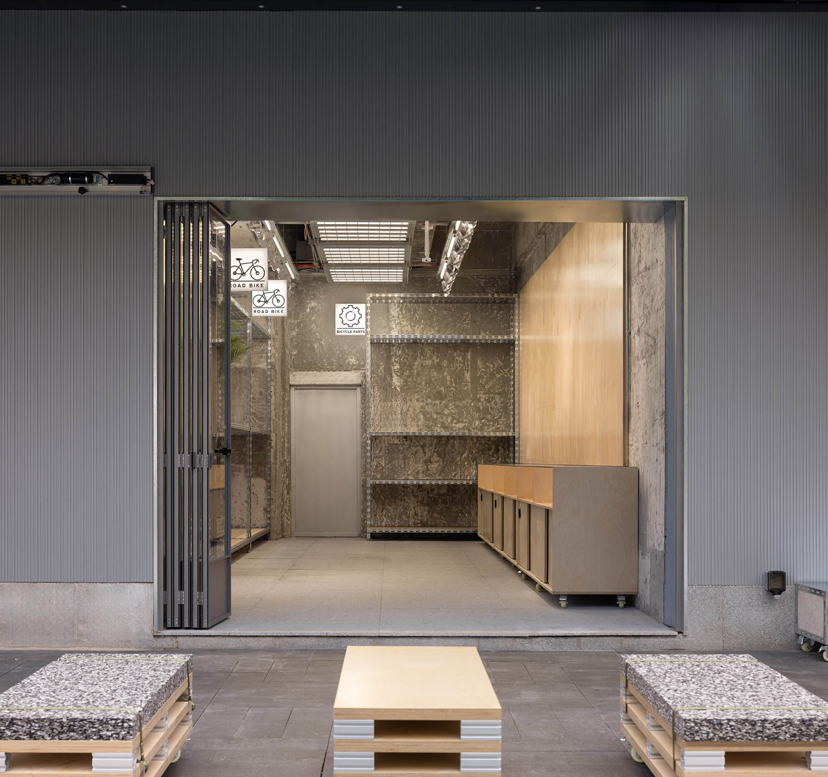 零售店设计,骑行零售店,俱乐部设计,骑行俱乐部,自行车骑行俱乐部设计,商店设计,工业风骑行俱乐部,骑行店设计,武汉+成都OOTB骑行俱乐部,武汉,成都,+SONO STUDIO
