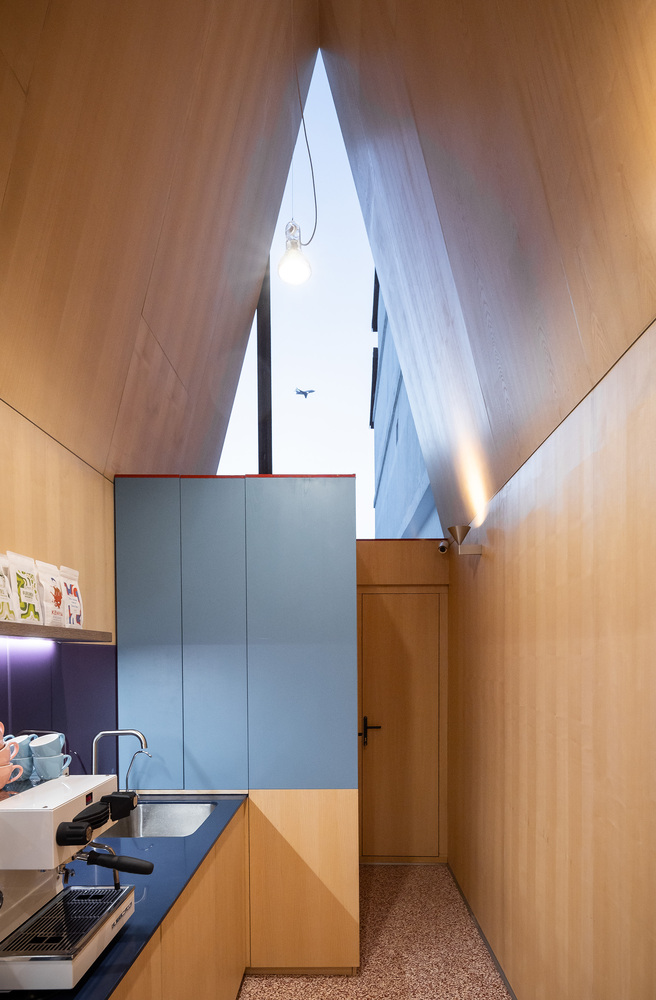 咖啡厅设计,咖啡厅设计案例,咖啡店设计,咖啡厅设计方案,Vinklu,罗马尼亚,街边咖啡店,加勒斯特,小教堂咖啡厅