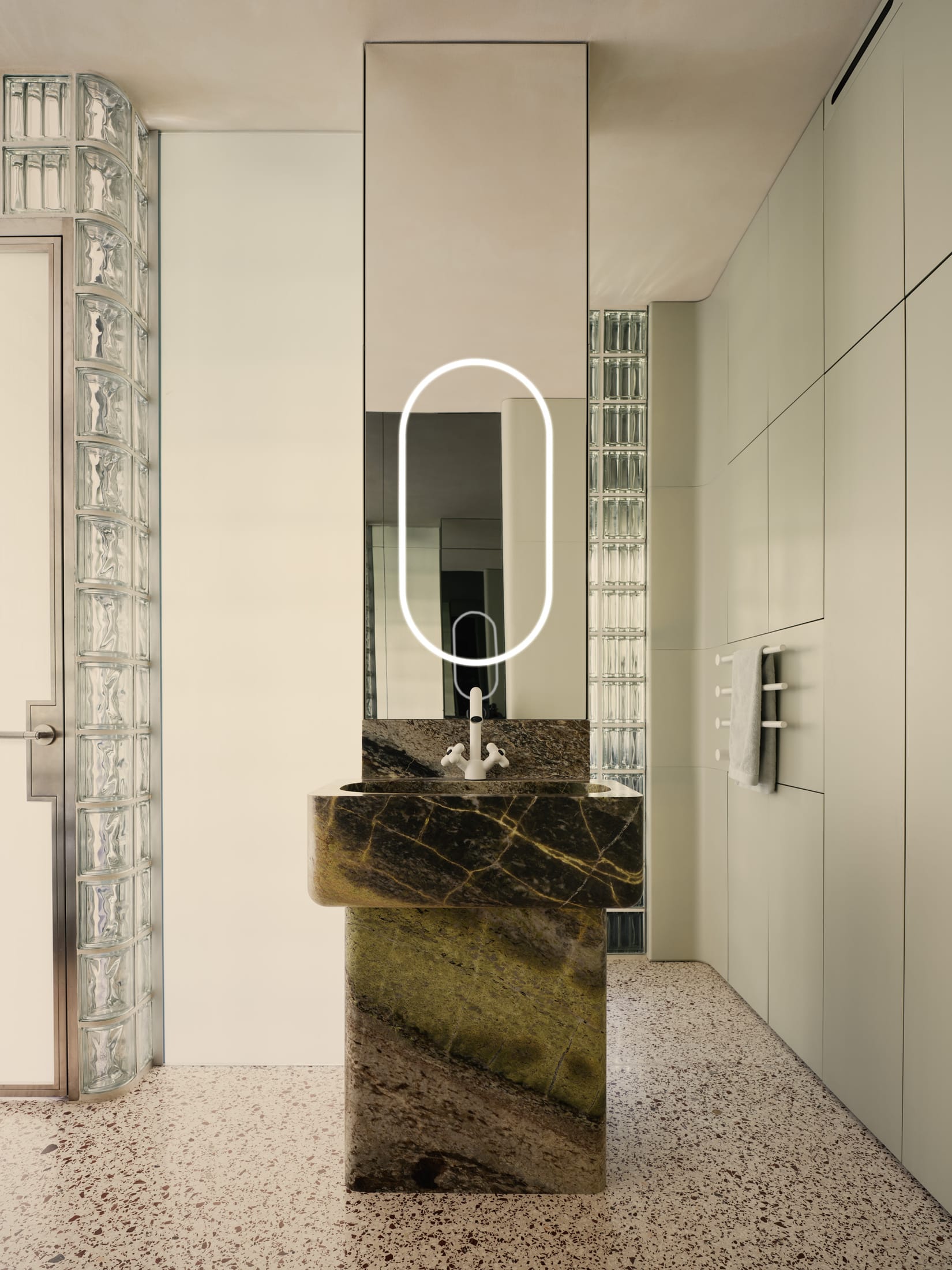 公寓设计,公寓设计案例,Studio Karhard,玻璃砖,极简主义,极简风格,柏林