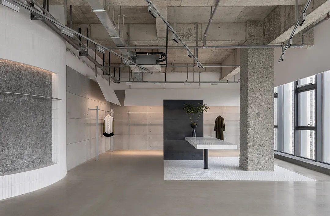 办公室设计,服装公司办公室,服装公司展厅设计,办公室展厅多功能空间,办公室设计案例,办公室设计方案,开放式办公室,清水混凝土,工业风办公室,杭州UTH STUDIO,杭州,MOON LAB