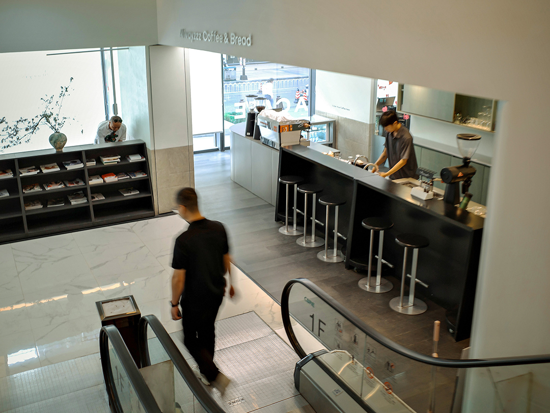 咖啡店设计,精品咖啡店,写字楼咖啡店设计,开放式咖啡店,咖啡店设计案例,咖啡店设计方案,咖啡店装修,昆明光隙咖啡-写字楼下的温室花园,昆明,素造建筑