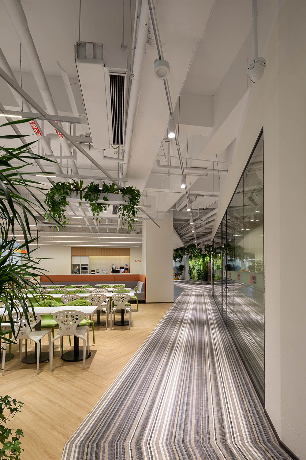 办公室设计,企业总部设计,企业总部办公室,创意办公室设计,森系办公室,办公室设计案例,办公室设计方案,开放式办公室,上海来伊份管理总部：以人为本的森系乐园,上海,筑掣科技