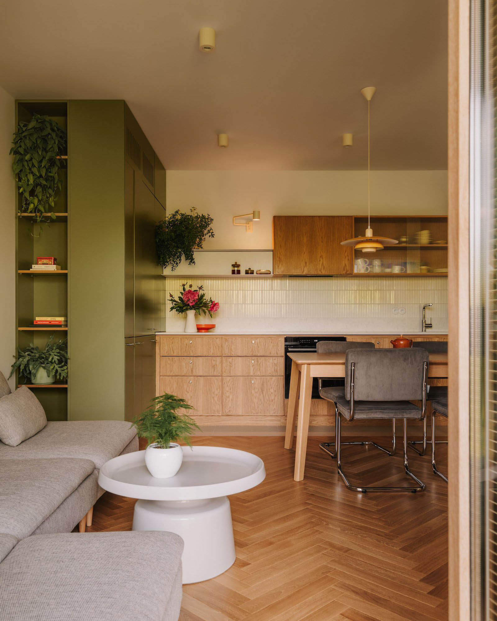 one desk,公寓设计,公寓设计案例,公寓装修,原木色公寓设计,墨绿色,波兰