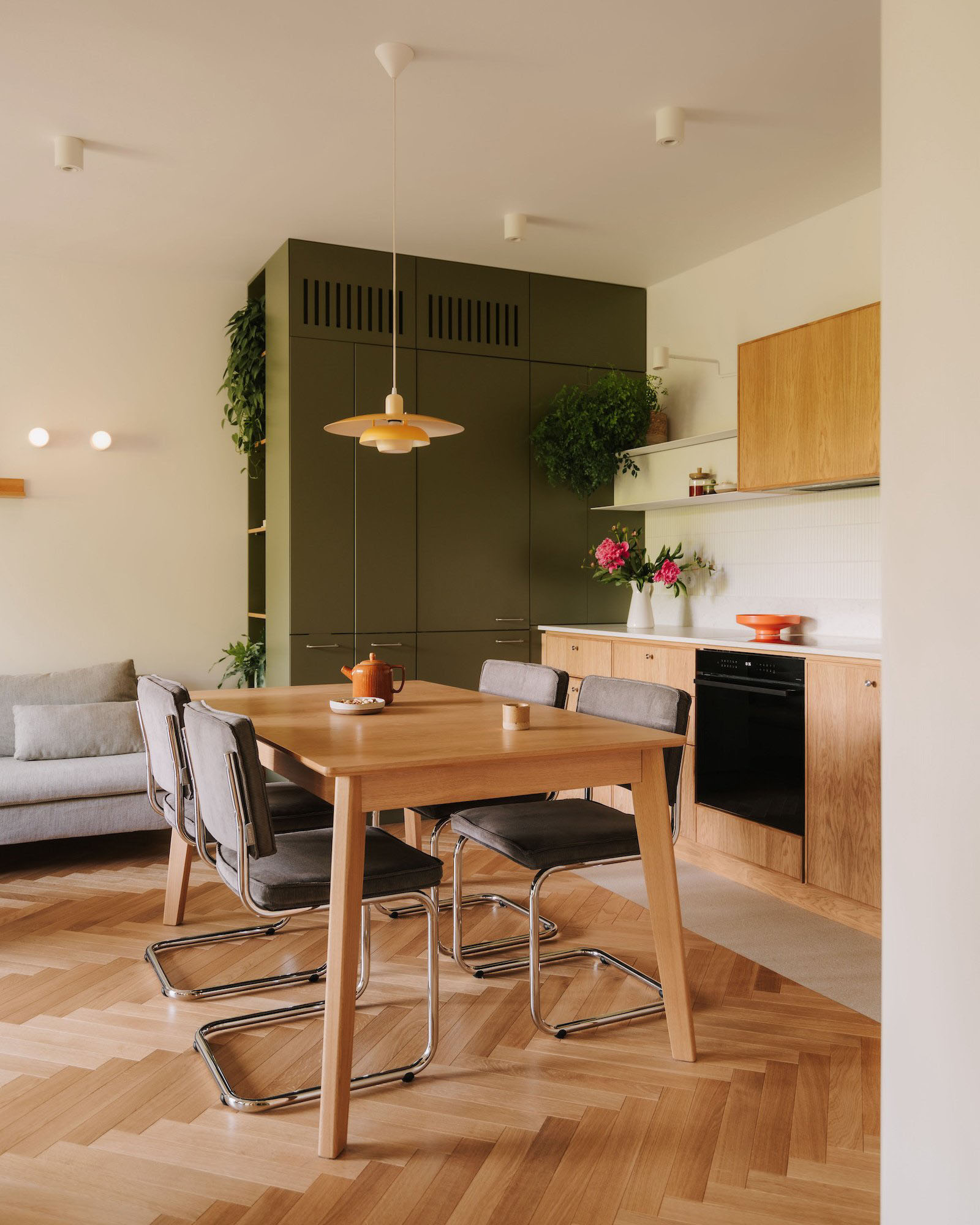 one desk,公寓设计,公寓设计案例,公寓装修,原木色公寓设计,墨绿色,波兰