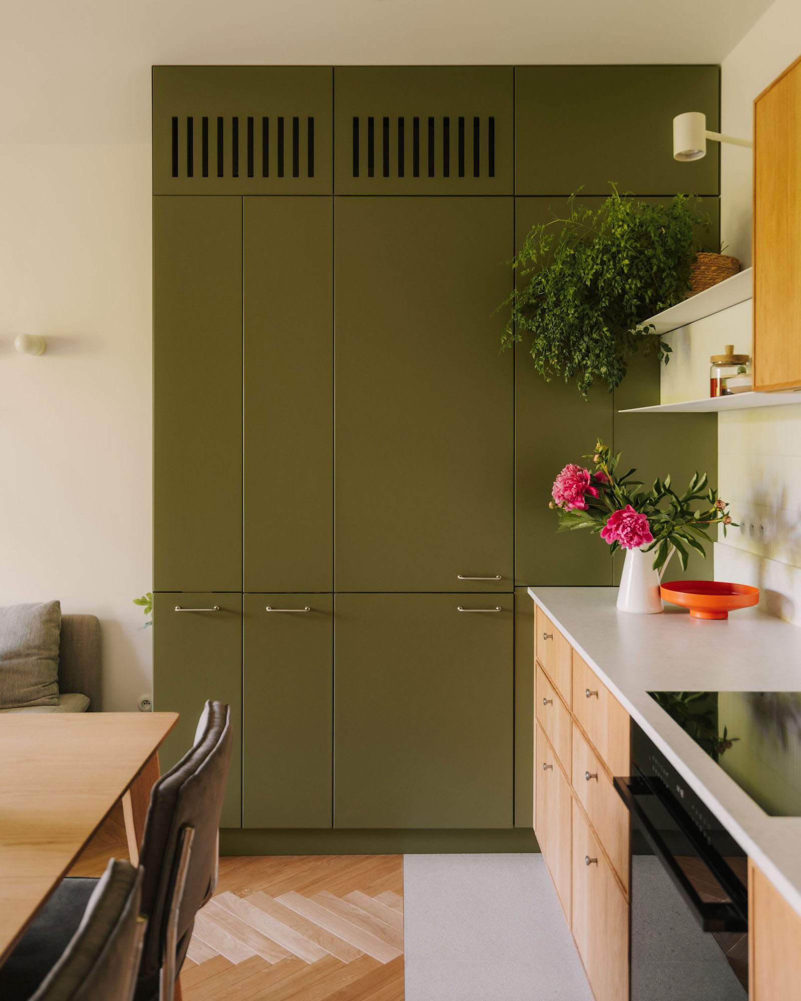 one desk,公寓设计,公寓设计案例,公寓装修,原木色公寓设计,墨绿色,波兰