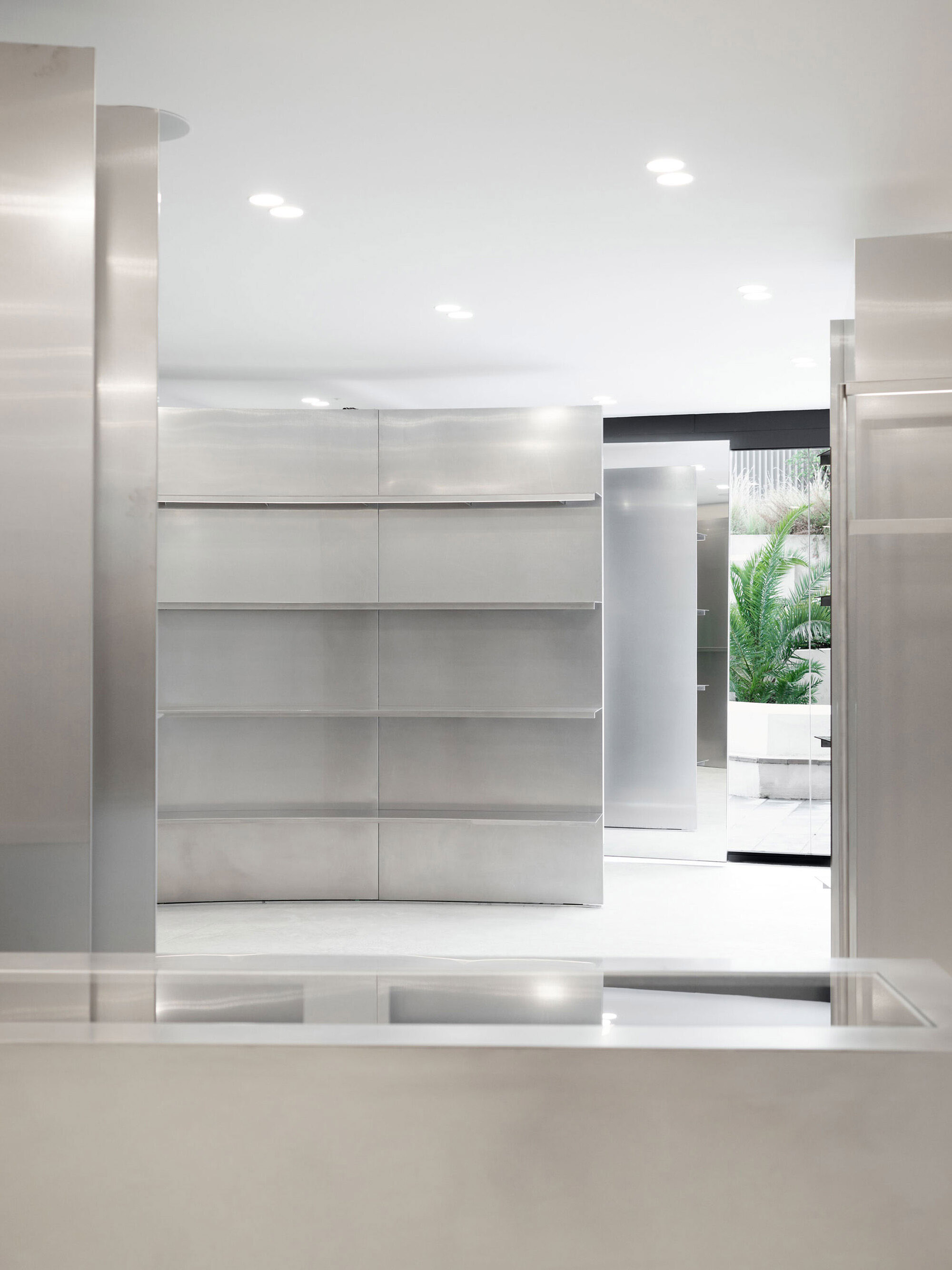 零售店设计,Marbella,服装店设计,女装店设计,街边店设计,极简主义服装店,极简风格零售店,Ekseption Store