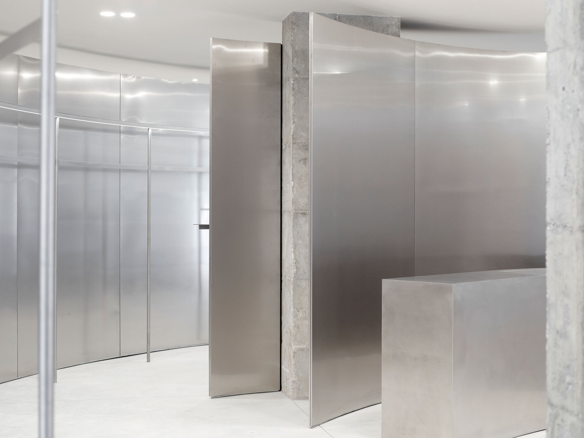 零售店设计,Marbella,服装店设计,女装店设计,街边店设计,极简主义服装店,极简风格零售店,Ekseption Store