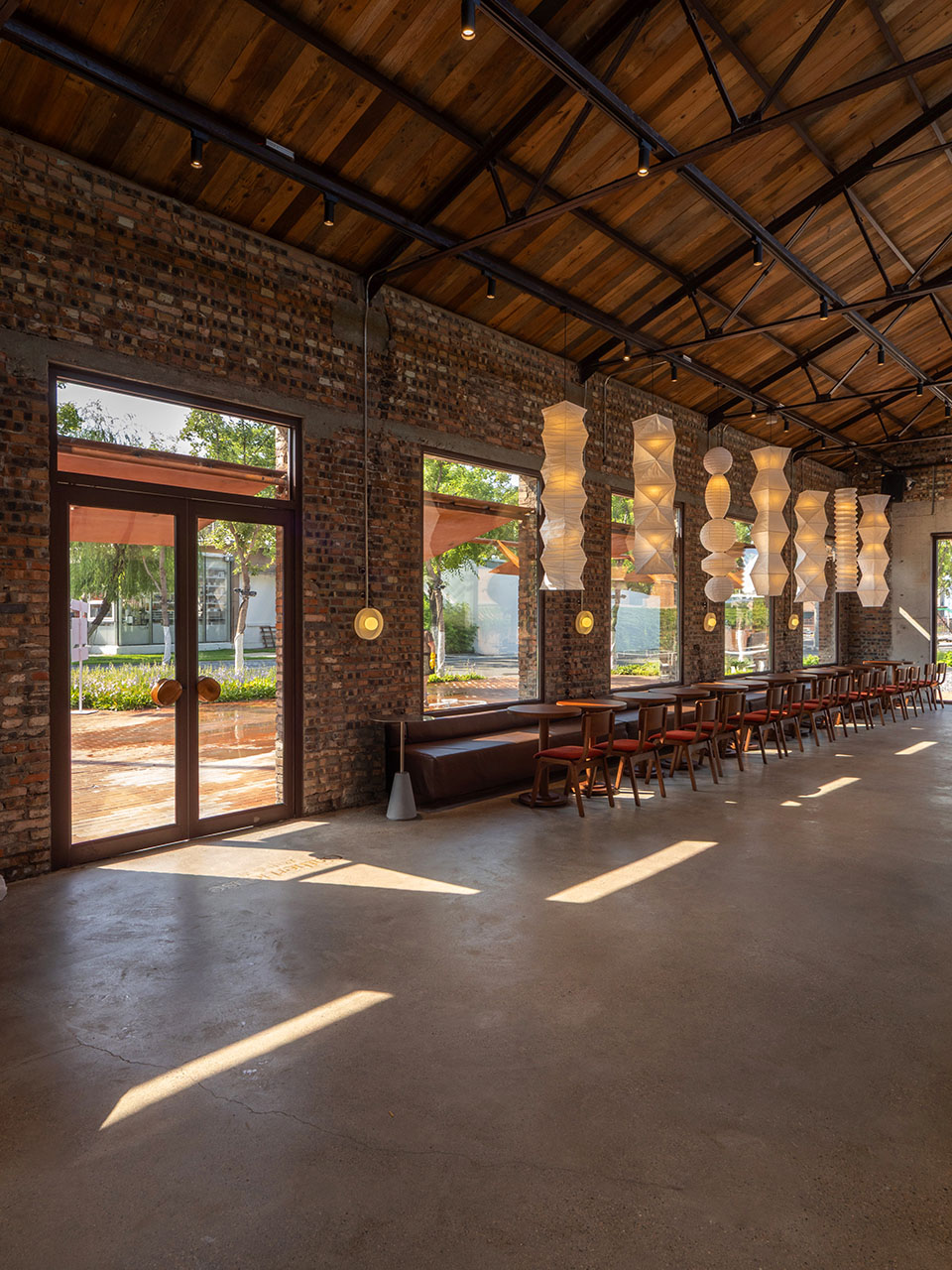 面包店设计,烘焙店设计,创意面包店,开放式面包店,面包店设计案例,面包店设计方案,面包店装修,厂房改造面包店,建筑改造,河北秦皇岛GatherHouse玖山合吉,河北秦皇岛,山房筑艺术设计