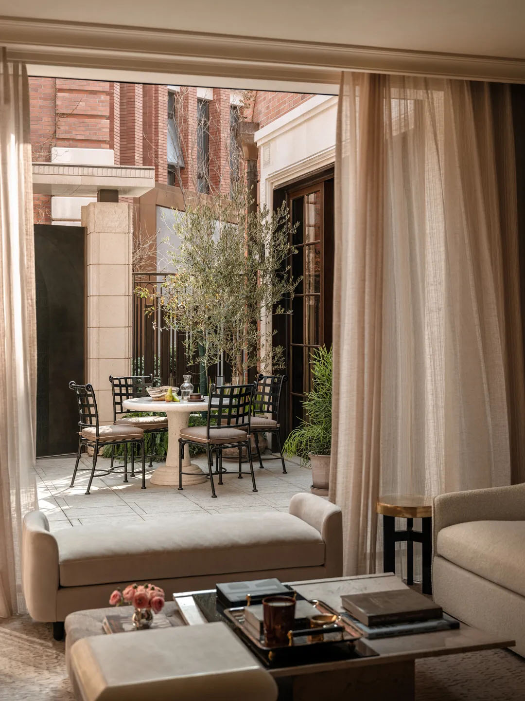 软装设计,样板间设计,现代风格住宅设计,别墅样板间,别墅设计案例,别墅设计方案,轻奢风样板间,样板间软装方案,上海桐安里别墅,上海,LSD interior design