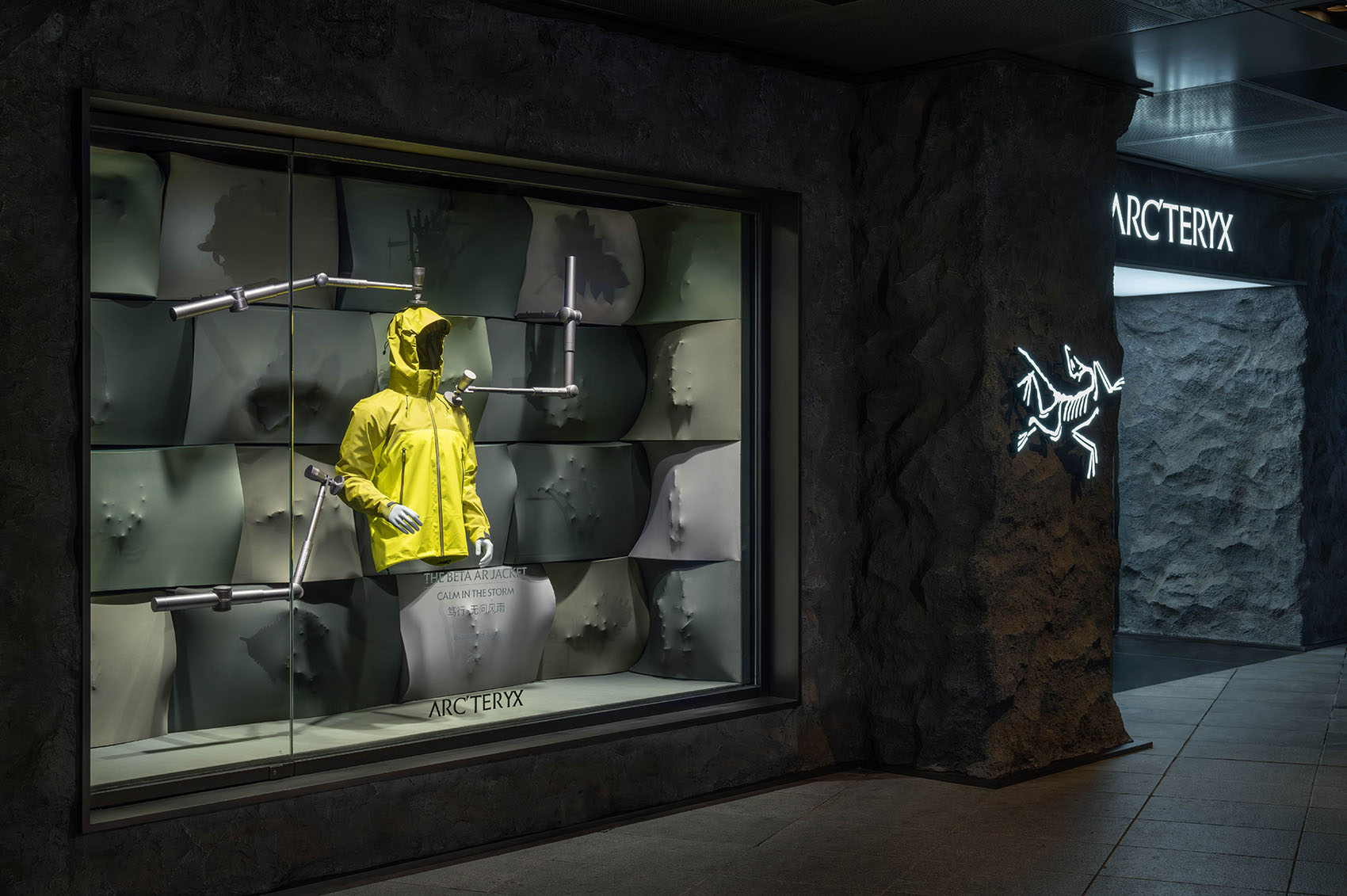 店铺橱窗设计,橱窗设计,商店橱窗设计,服装店橱窗设计,服装品牌橱窗设计,橱窗设计案例,橱窗设计方案,始祖鸟,始祖鸟2025秋冬橱窗设计,中国,PILLS工作室