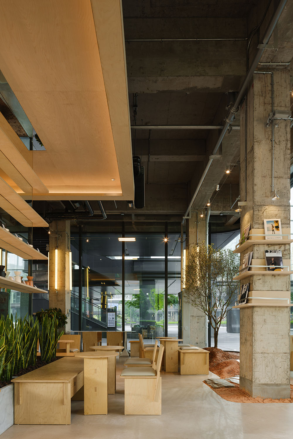咖啡店设计,开放式咖啡店,松弛感咖啡店,商务中心咖啡店,咖啡店打卡,咖啡店装修,咖啡店设计案例,咖啡店设计方案,长沙达美Seesaw咖啡店：遗落在都市CBD里的一抹红土,长沙,紫宇宙设计