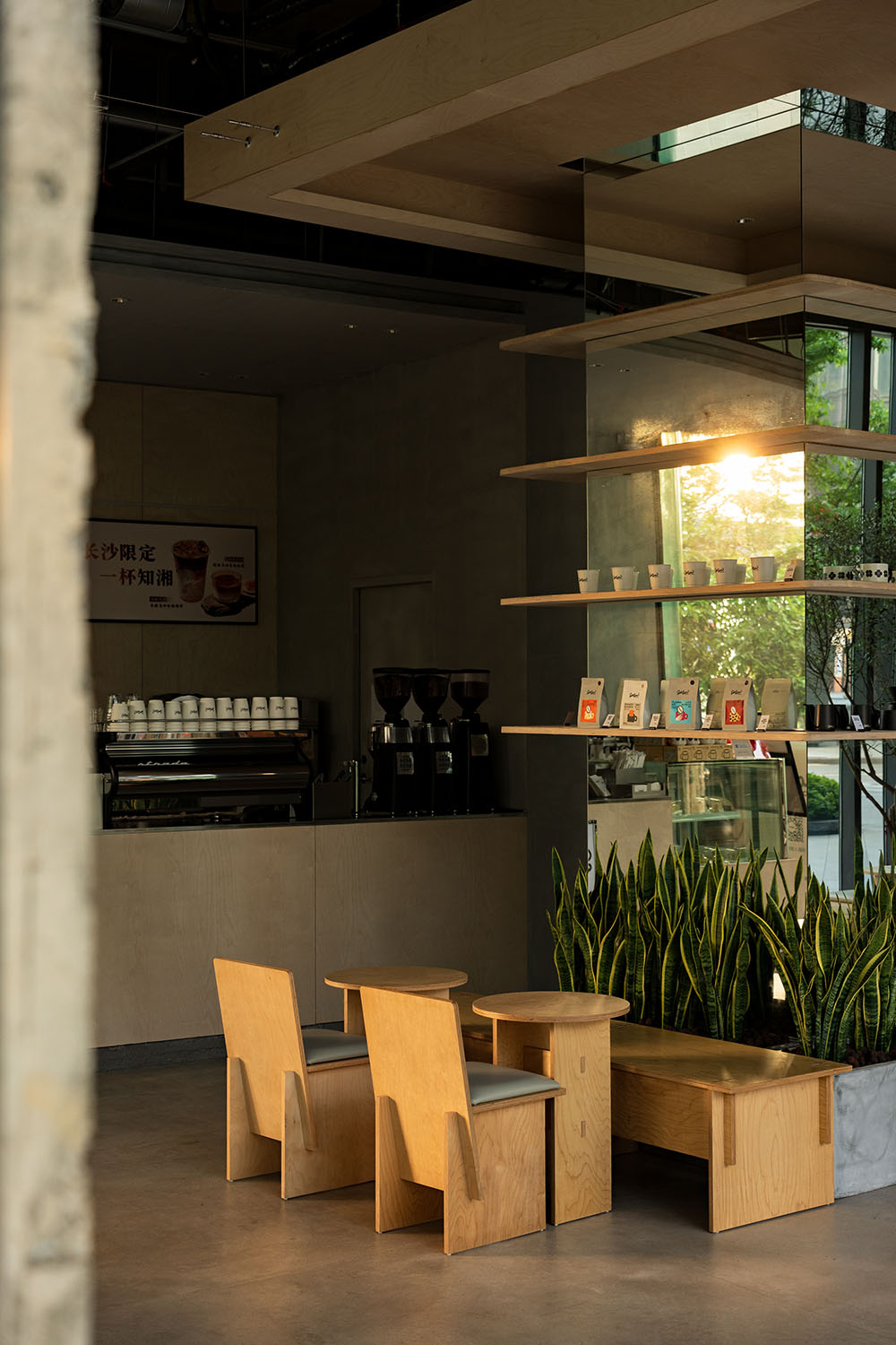 咖啡店设计,开放式咖啡店,松弛感咖啡店,商务中心咖啡店,咖啡店打卡,咖啡店装修,咖啡店设计案例,咖啡店设计方案,长沙达美Seesaw咖啡店：遗落在都市CBD里的一抹红土,长沙,紫宇宙设计