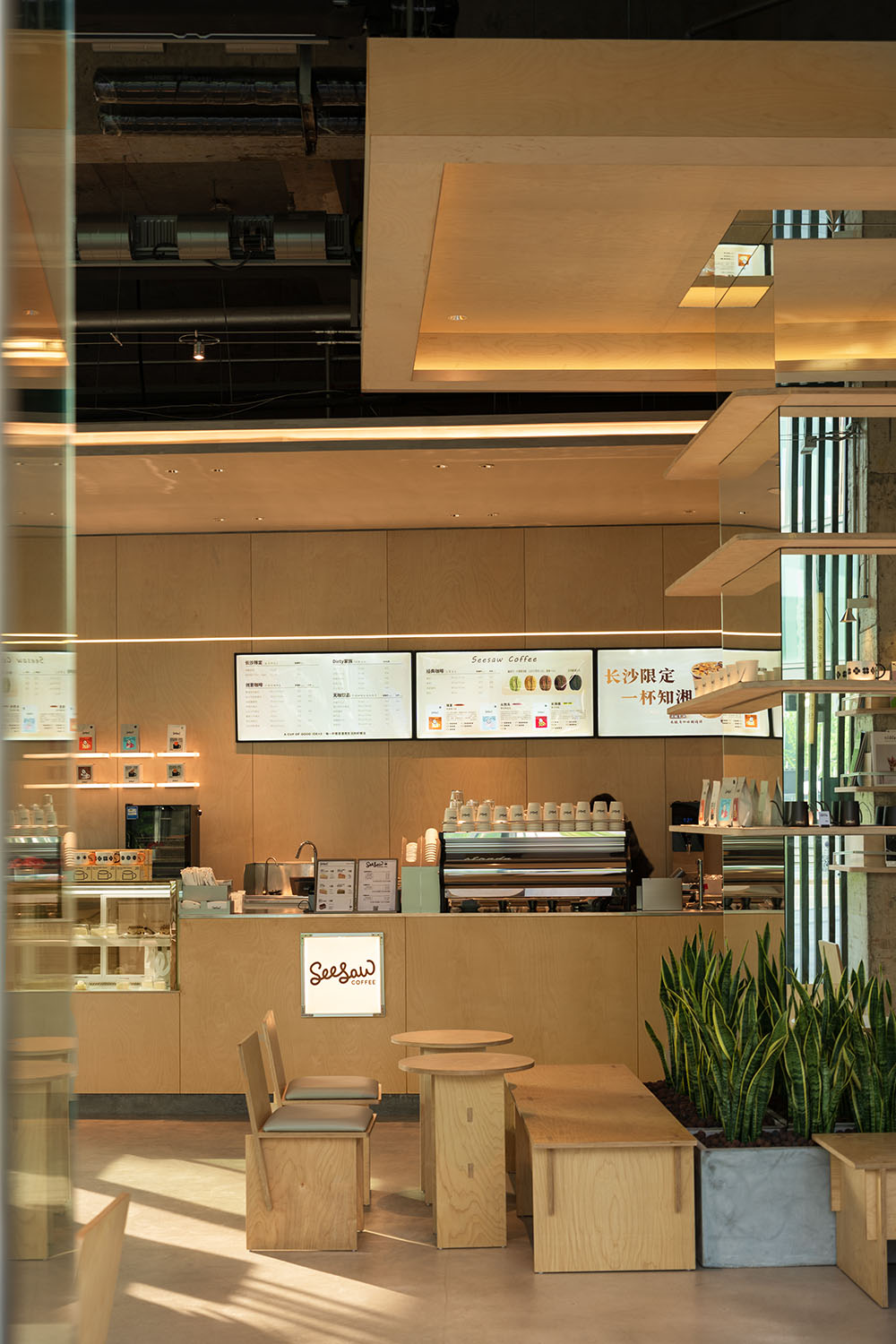 咖啡店设计,开放式咖啡店,松弛感咖啡店,商务中心咖啡店,咖啡店打卡,咖啡店装修,咖啡店设计案例,咖啡店设计方案,长沙达美Seesaw咖啡店：遗落在都市CBD里的一抹红土,长沙,紫宇宙设计